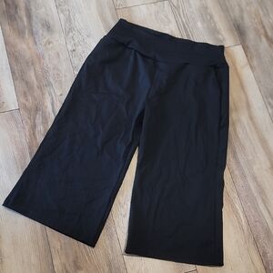 NWOT Black Capris